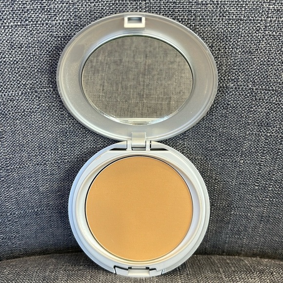 Oil Free & Fragrance Free Pressed Powder “Matte Honey” - Picture 2 of 3